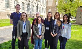 Sechs Frauen und ein Mann stehen in der grünen Wiese vor dem Gebäude der Katholisch-Theologischen Fakultät in Innsbruck.