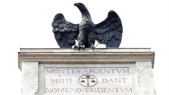 Inschrift am alten Rathaus von Trient: Die Berge geben mir Silber und den Namen Trient