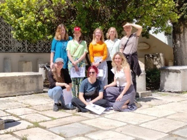 Eine kleinere Gruppe im Außenbereich des Epigraphischen Museums in Athen