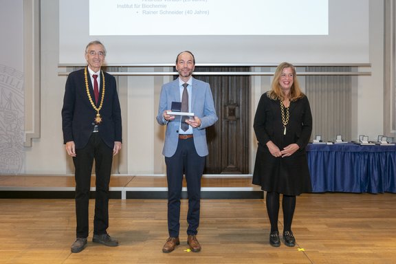 Festakt zum 25. Dienstjubiläum am 15. März 2022: Rektor Tilmann Märk, Andreas Vonach, Vizerektorin Anna Buchheim