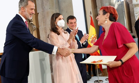 König Felipe VI. überreicht die Auszeichnung an Elia Eisterer-Barceló