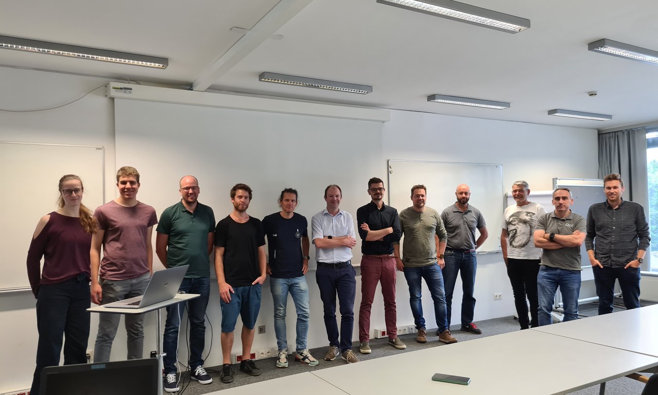 Gruppenfoto: Die Teilnehmer*innen am Innovationscamp S in einem Seminarraum der Uni.