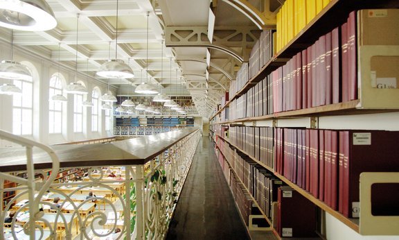 Bibliothek; auf der rechten Seite eine Bücherwand