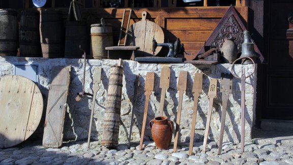 Spinnrocken auf einem Basar in Krujë 2016