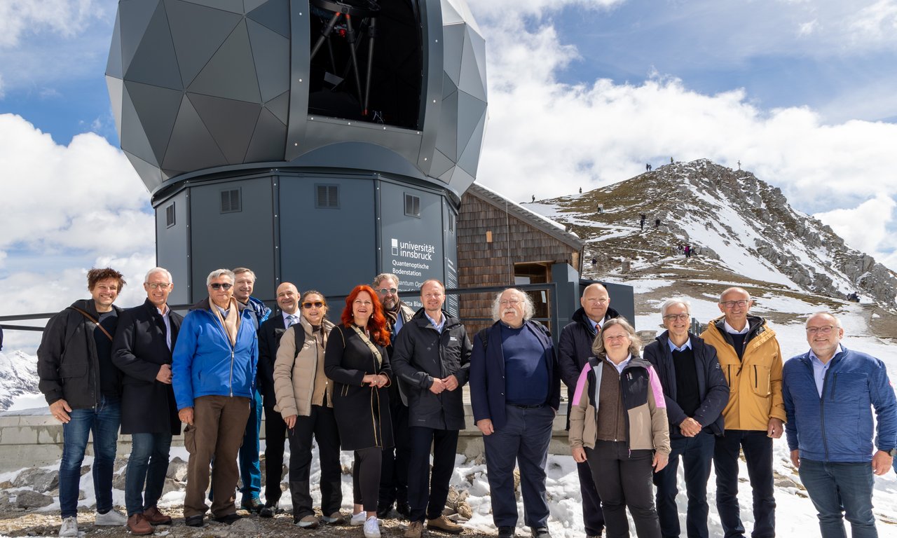 Gruppenfoto mit den geladenen Gästen vor dem Quantenteleskop