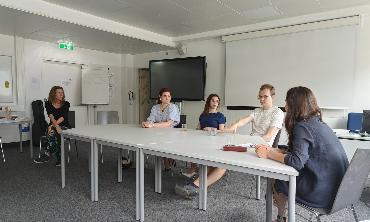Diskutierende Studierende