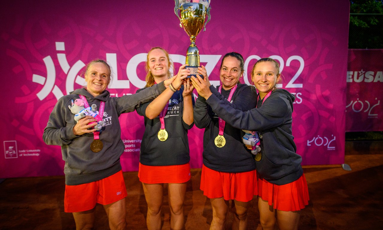 Die Tennis-Damen bei der Medal Ceremony bei den Euro­pean Uni­ver­si­ties Games