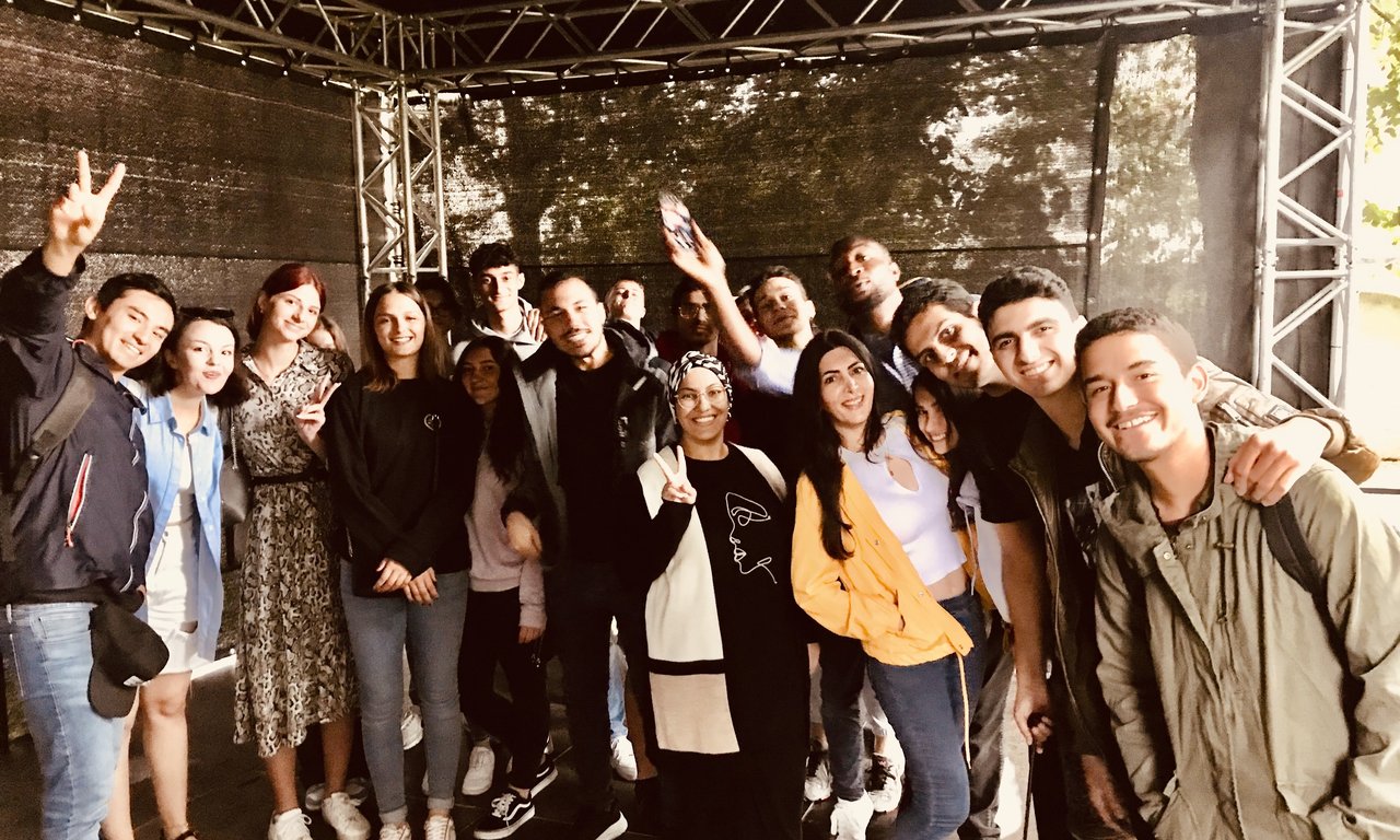 Ein Gruppenfoto mit SchülerInnen der HAK Hall und Studierenden des Vorstudienlehrganges