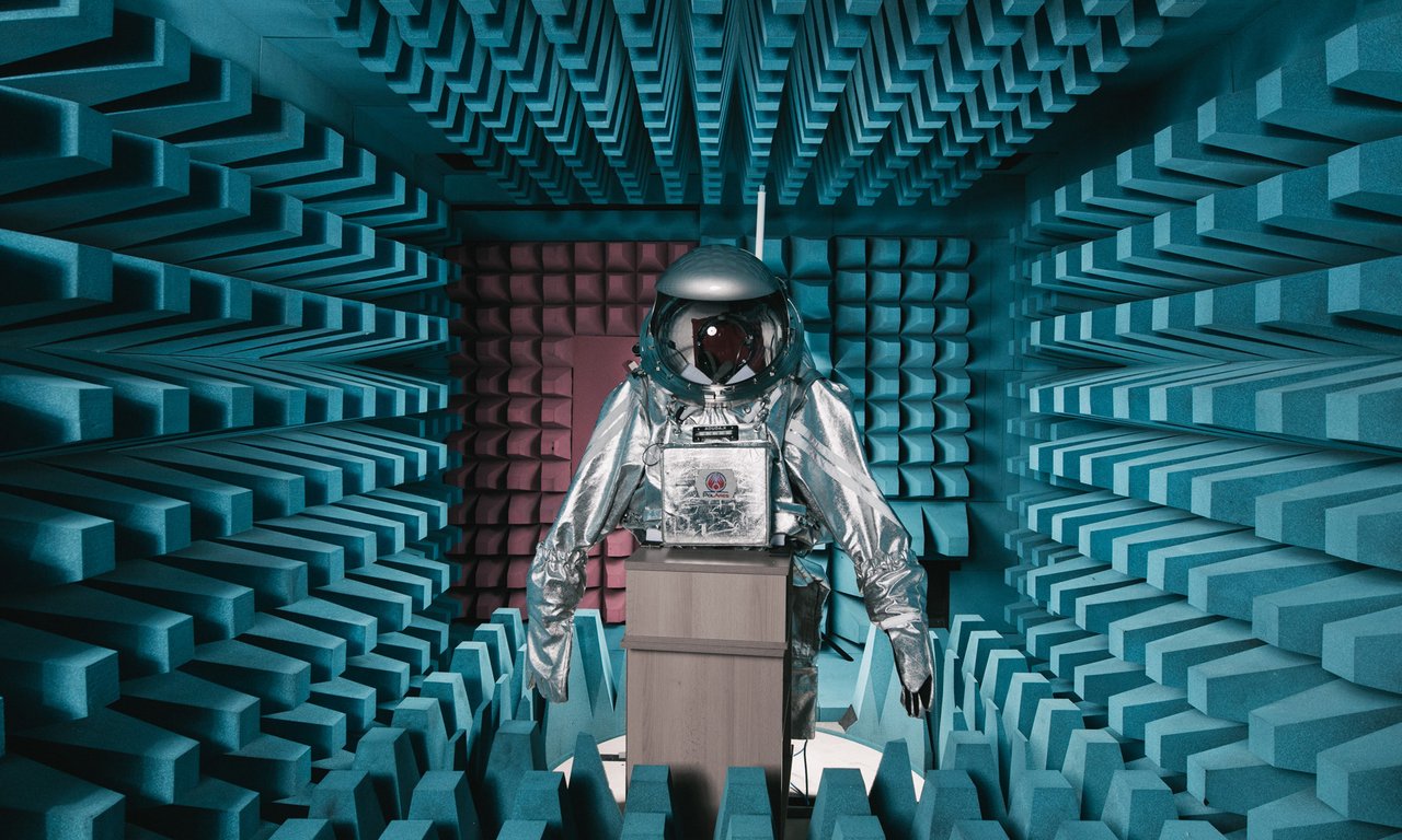 Astronautenanzug in der EMV-Kammer