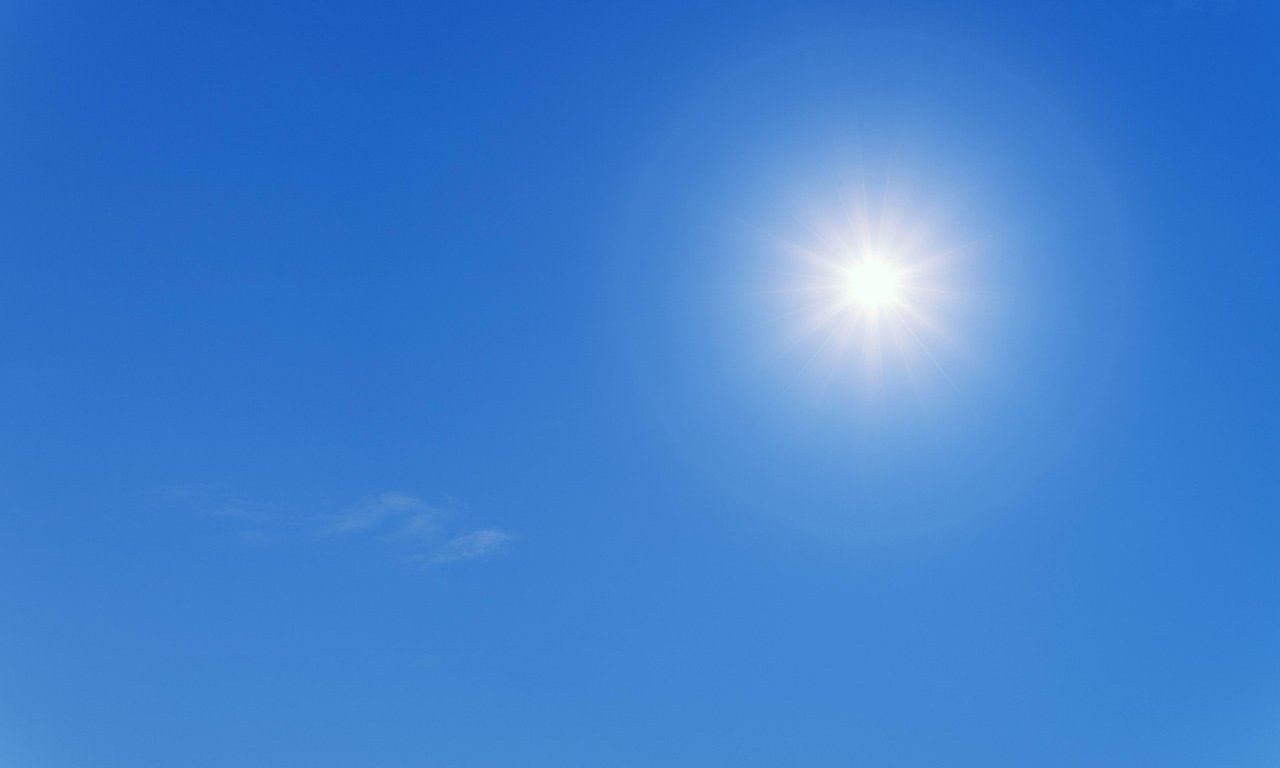 Sonne vor strahlend blauem Himmel