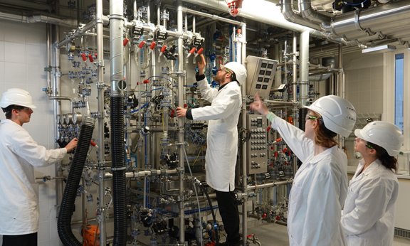 Studierende an großtechnischer Anlage