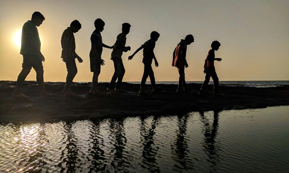 Gruppe Von Kindern, Die Nahe Der Gewässersilhouette Fotografie Gehen