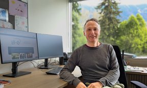 Soziologe Bernhard Weicht vor seinem Schreibtisch