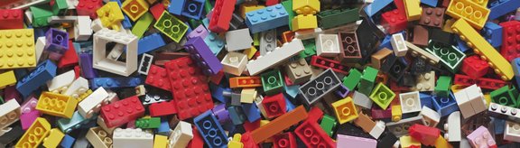 Viele unterschiedliche, bunte Legosteine, die das ganze Bild füllen