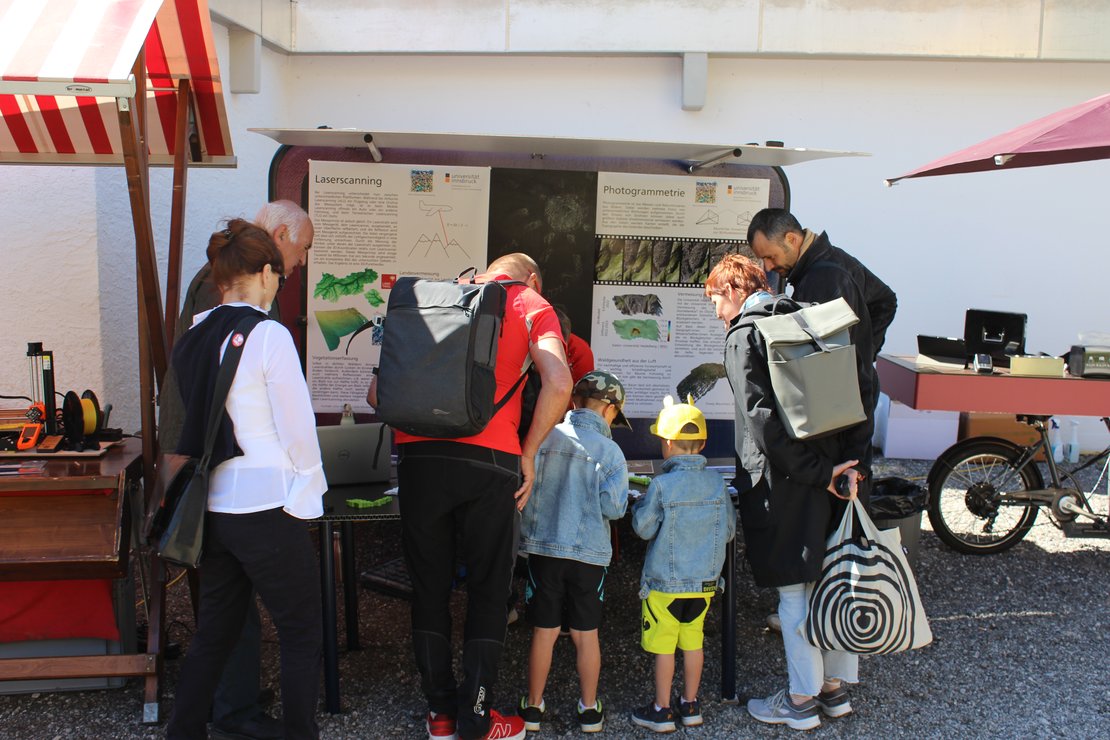 Personen vor Messestand - Pop-up Uni