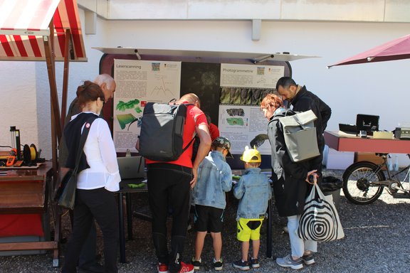 Personen vor Messestand - Pop-up Uni