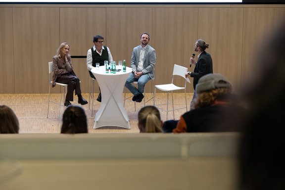 Blick von schräg oben auf die Teilnehmenden der Podiumsdiskussion