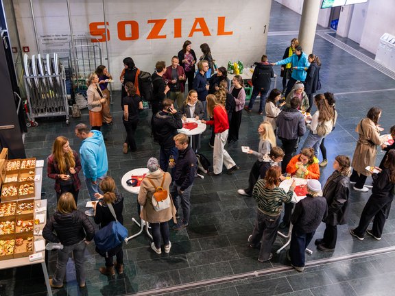 Buffet und Menschen von oben