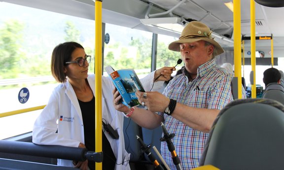 Michaela Rizzolli und Ewald Strohmar-Mauler erklären auf der Strecke Innsbruck-Telfs Wissenschaft im Bus