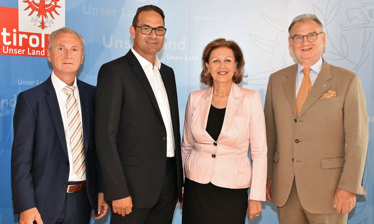 Gruppenfoto bei der Präsentation des Welcome Service Tirol.