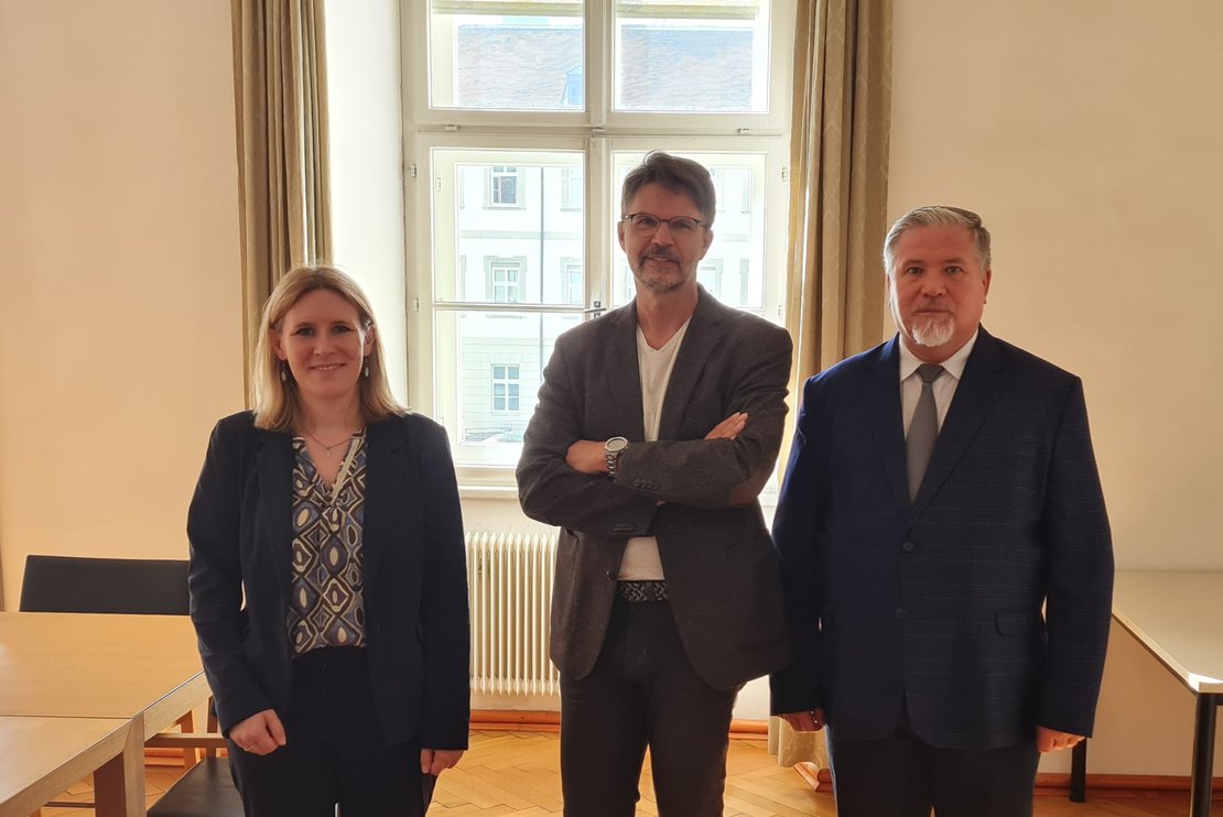 Zu sehen sind Univ.-Prof. Dr. Sabine Konrad (Kirchenrecht), Univ.-Prof. Dr. Wilhelm Guggenberger und Prof. Dr. Viorel Sava.