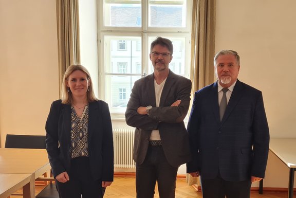 Zu sehen sind Univ.-Prof. Dr. Sabine Konrad (Kirchenrecht), Univ.-Prof. Dr. Wilhelm Guggenberger und Prof. Dr. Viorel Sava.