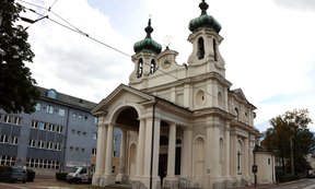 Die Universitätskirche am Innrain von schräg vorne fotografiert.