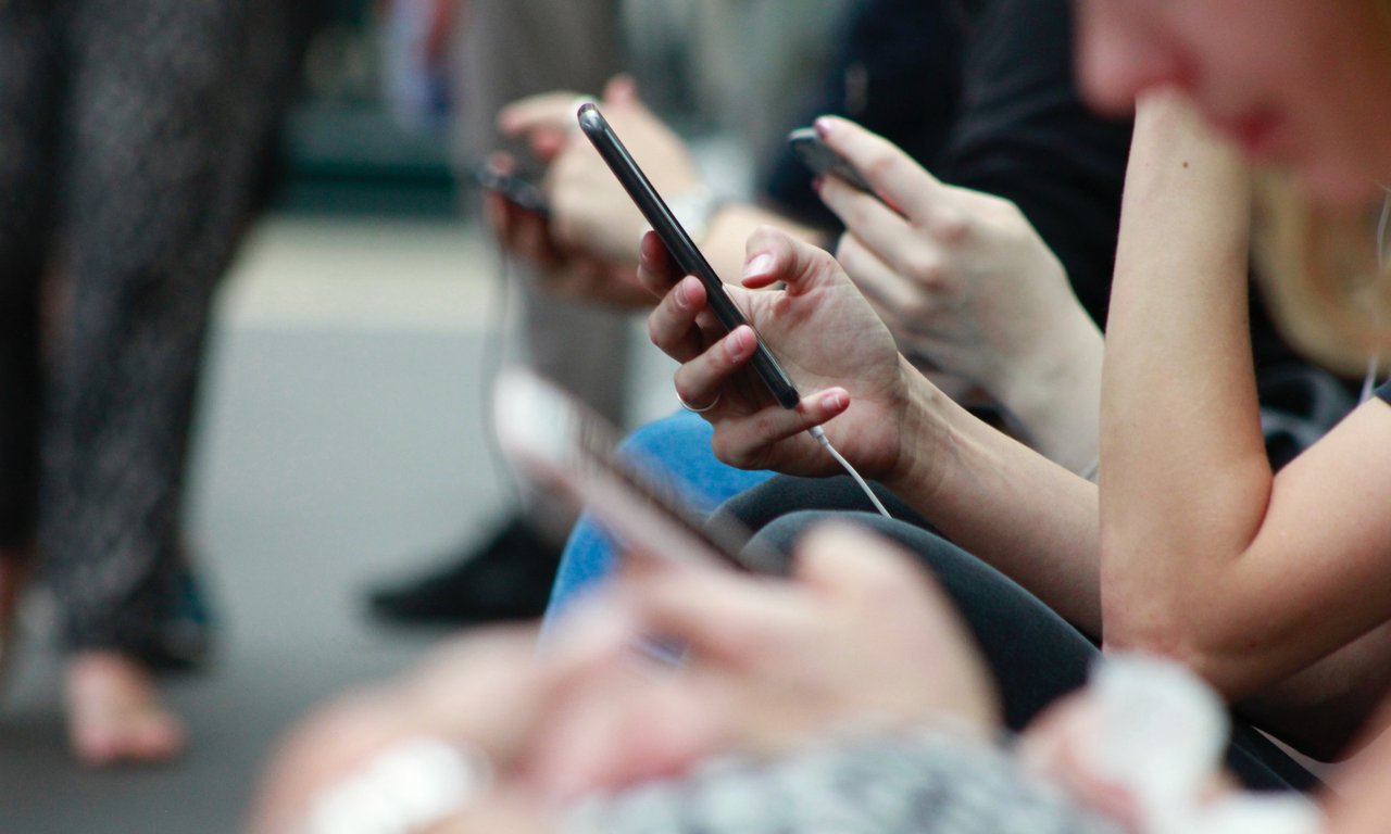 Menschen mit Smartphones