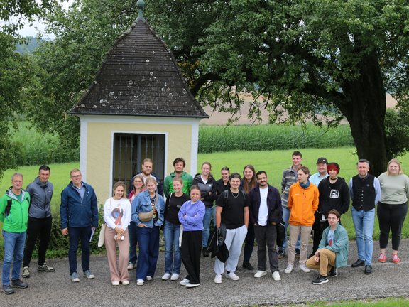 Gruppenfoto vor der Kapelle Renhartsberg