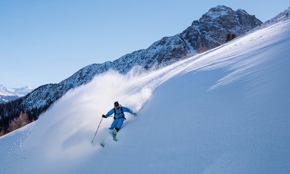 Skifahrer auf einem Berghang