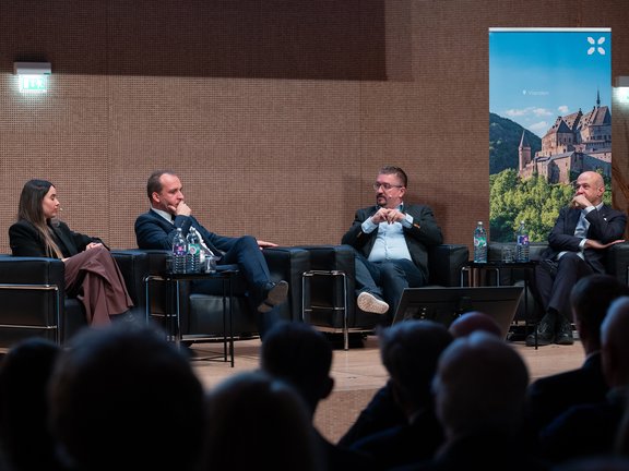 Foto von Vortragenden auf der Bühne