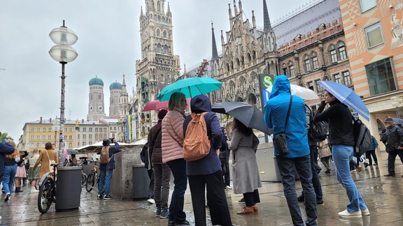 Zu sehen sind die Mitglieder des Instituts für Praktische Theologie vor dem Rathaus der Stadt München.
