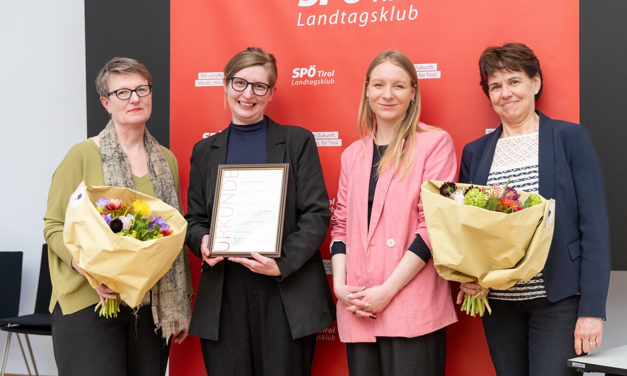 Vier Personen stehen vor einer roten Leinwand mit SPÖ Aufschrift.