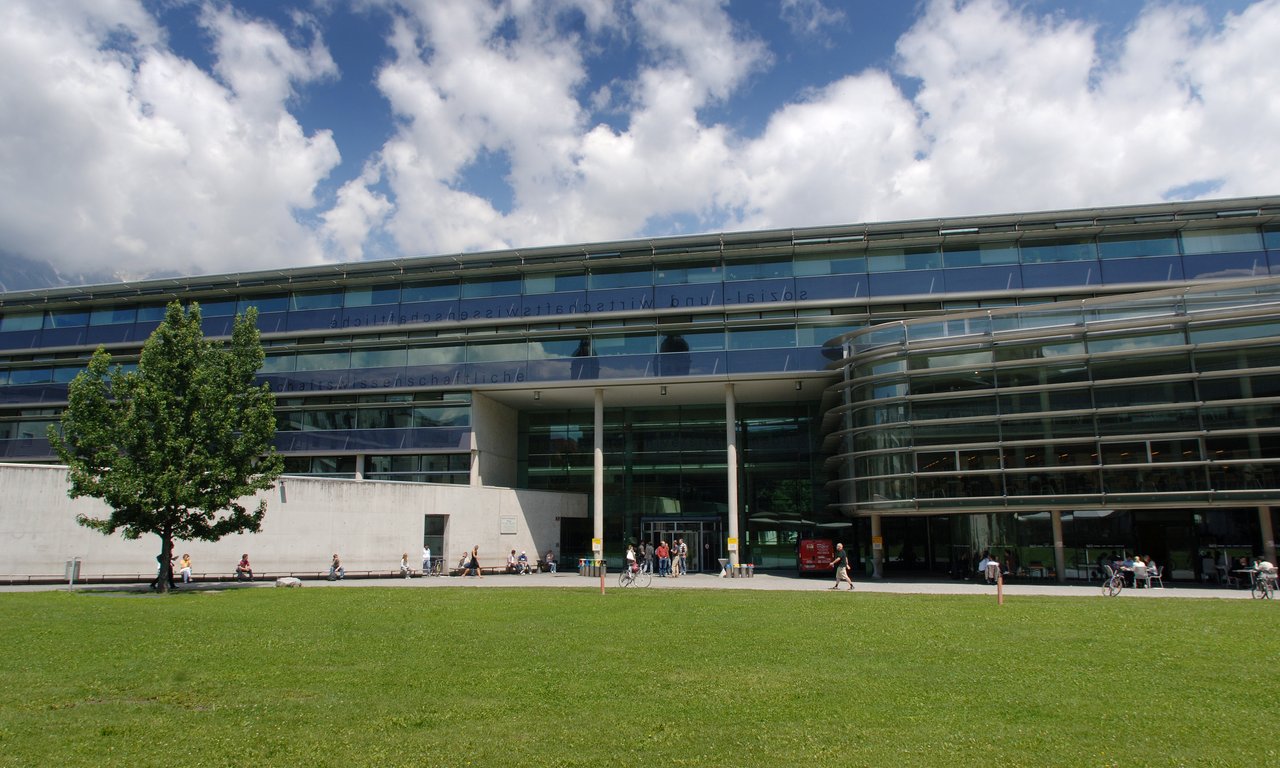 Das Gebäude der Sozial- und Wirtschaftswissenschaften im Sommer