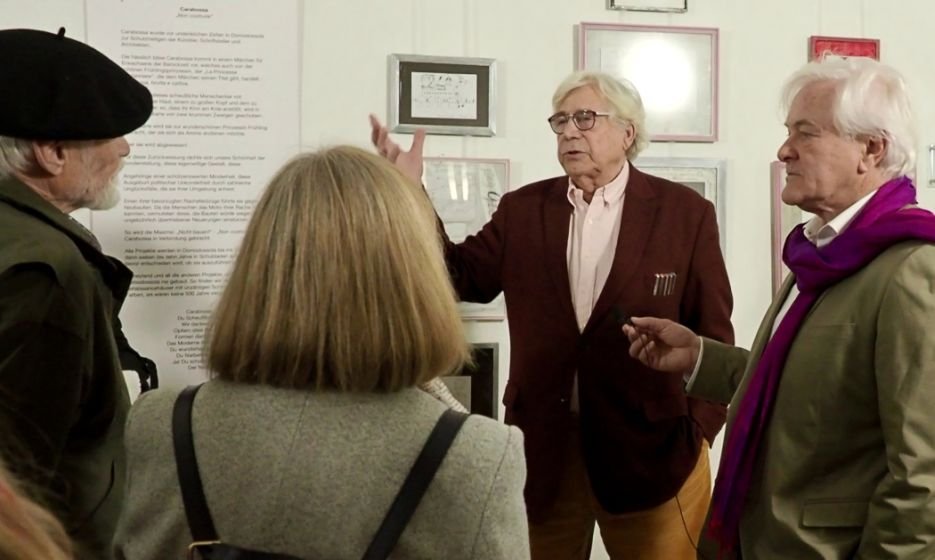 Bazon Brock (2.v.r.) und Günter Lierschof (r.) erklären die Ausstellung