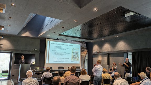 Foto der Diskutanten in der Chair-Sektion von Jessica Keil (Universität Innsbruck)