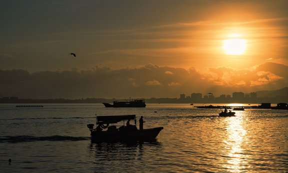 Fischerboot vor Sonnenaufgang