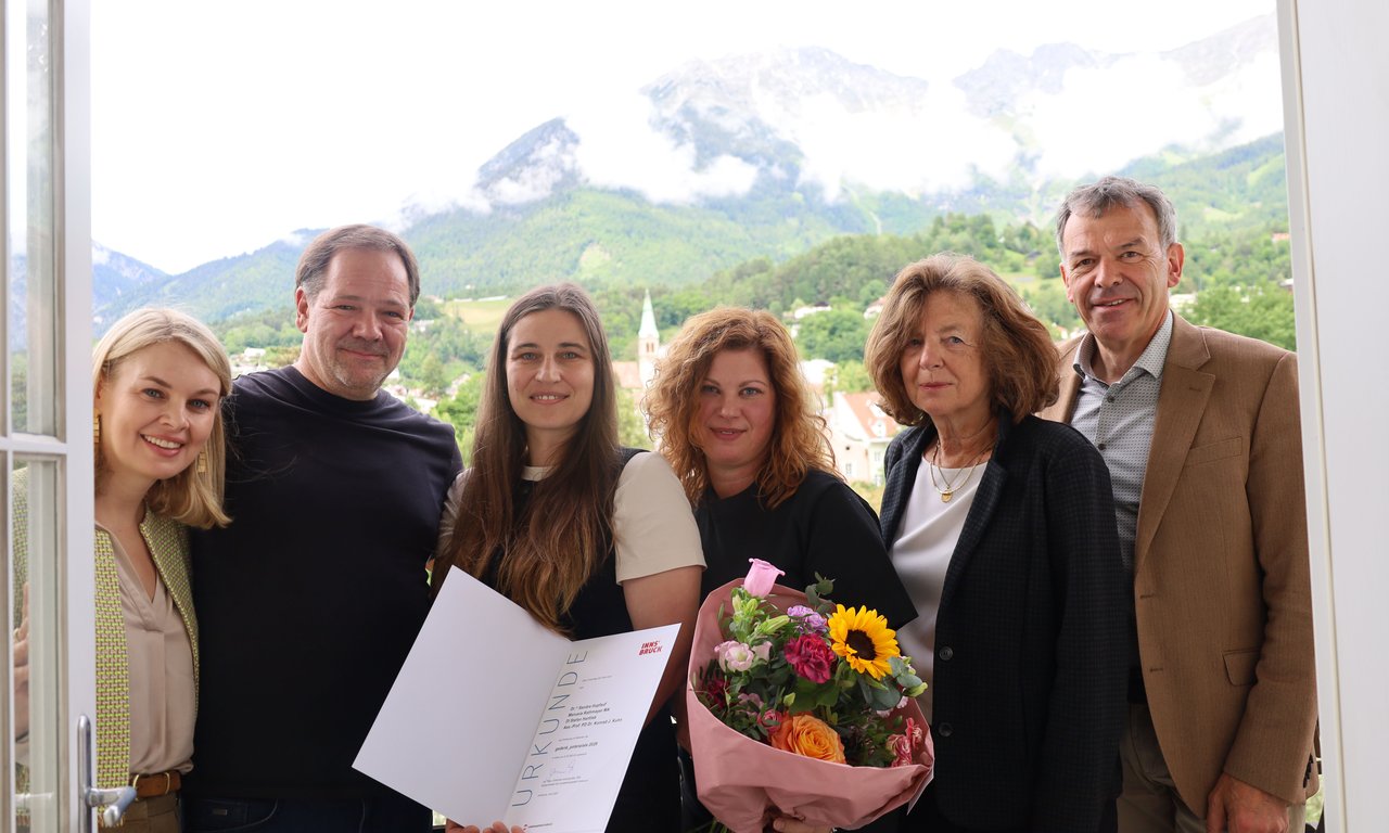 Personen stehen für ein Foto zusammen