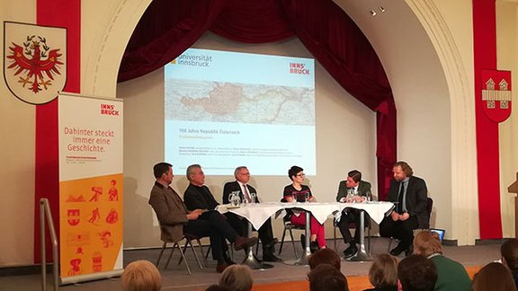 Podium in den Innsbrucker Stadtsälen. (v. li) Scharr, Fischer, Rathkolb, Sommer-Sieghart, Wohnout, Rupnow