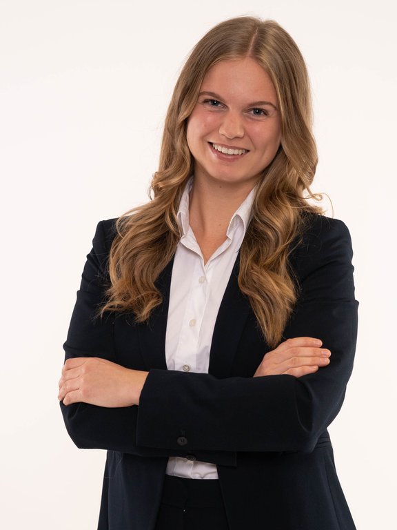 Portrait Paula Leuthner - Junge Frau mit langen blonden Haaren