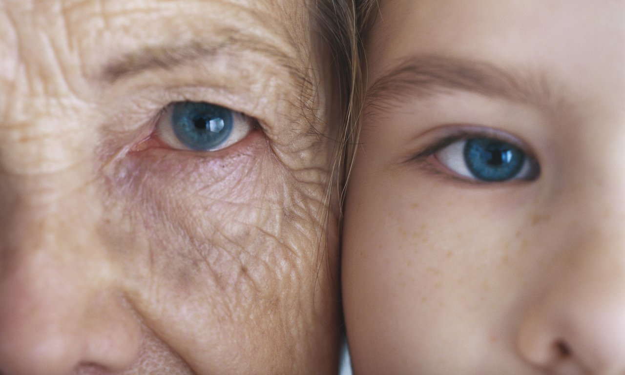 zwei Gesichter, links ein altes, rechts ein junges