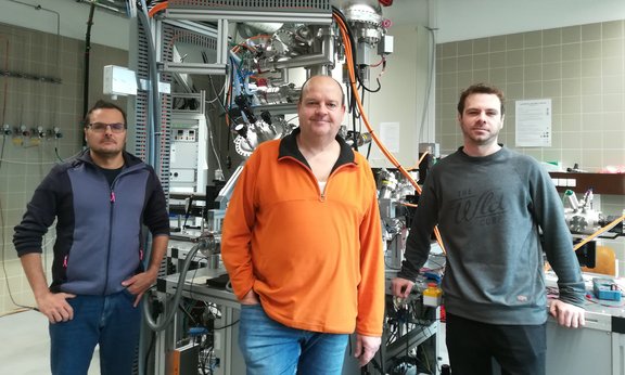 v.l. Simon Penner, Bernhard Klötzer und Leander Haug von der AG Nanostructured Model Catalysts vor dem Hochdruck-Röntgen-Photonen-Spektrometer in Innsbruck