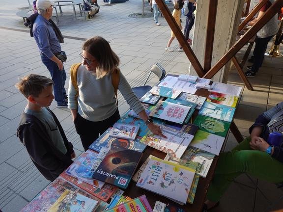 Bücherstand der Bücherei Allerheiligen