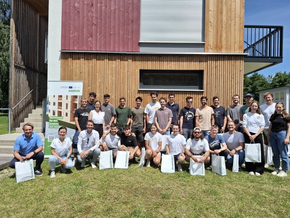 Exkursionsteilnehmer:innen bei b-solution Binder Holz Hallein Gruppenfoto