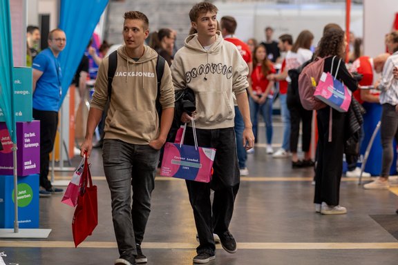 Zwei Besucher gehen durch die Messehalle