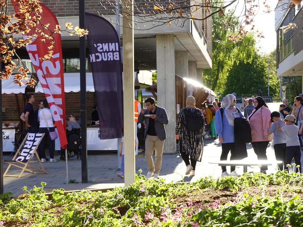 Foto vom Campus Technik, UIBK Fahne und Innsbruck Marketing Fahne