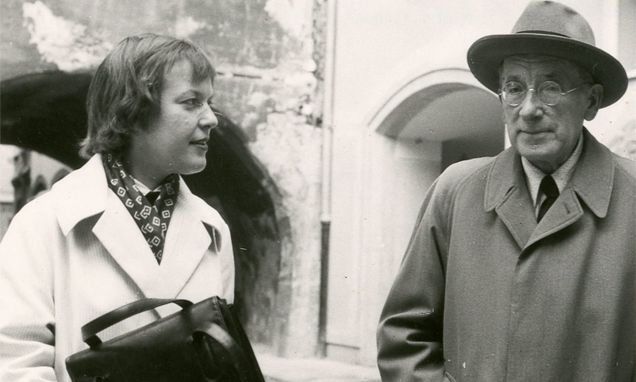 Schwarz-Weiß-Foto von Ingeborg Bachmann mit Ludwig von Ficker in der Innsbrucker Altstadt