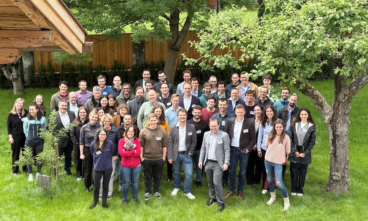 Personen auf einem Gruppenfoto