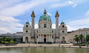 Blick auf die Karlskirche in Wien, blauer Himmel im Hintergrund