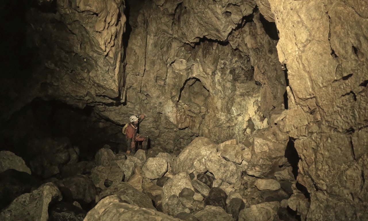 Paul Wilcox in der Höhle, in welcher er Proben der letzteiszeitlichen Schmelzwassersedimente entnahm.